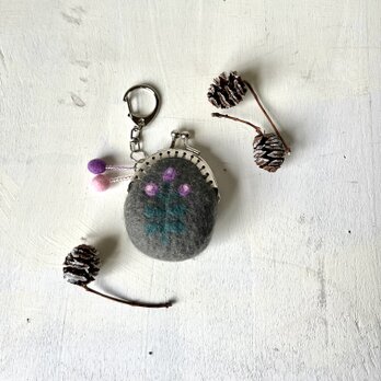 花の羊毛刺繍ミニミニがま口（グレー）の画像