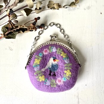 お花のリースと小鳥の刺繍がま口（ラベンダー）の画像