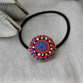 小さな刺繍ヘアゴム丸　カラフルの画像