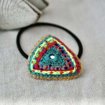 小さな刺繍ヘアゴム三角　ミラー刺繍の画像