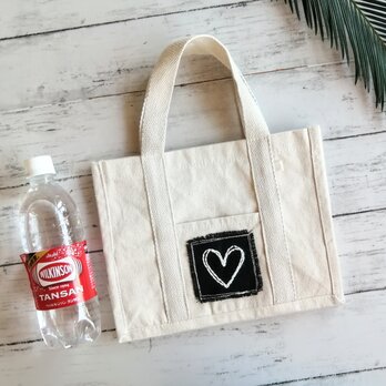 ハートの刺繍　ミニトートバッグ　生成り　手提げ　ランチバッグ　名入れ　オーダーメイドの画像