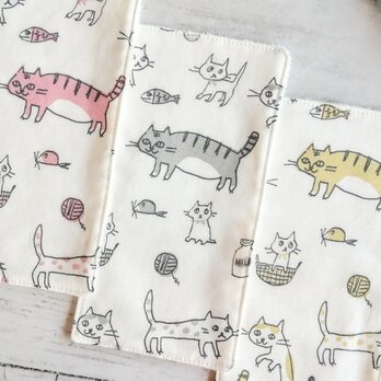グレーの猫　ハーフハンカチ　ハンカチタオル　ふわふわ　入園入学　名入れの画像