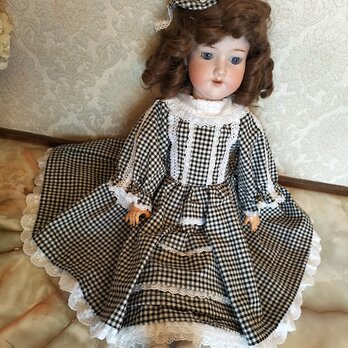 ドールの背丈が５７～６５ｃｍ用　白黒ギンガムチェックドレスとヘアーアクセサリー　送料込みの画像