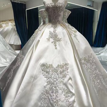 ウェディングドレス ベアトップ 取り外し袖 光沢サテン キラキラ光る刺繍 ロングトレーン 編み上げ 結婚式の画像