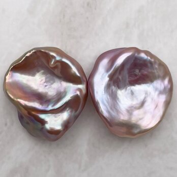 大粒花びらケシパールのピアス/イヤリング 21mm パープル系 紫 ペア バロック 真珠 結婚 ウェディング ドレスの画像