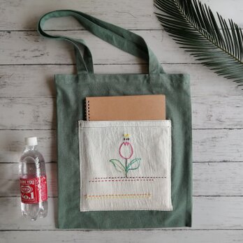 チューリップの刺繍　トートバッグ　肩掛け　レッスンバッグ　名入れ　マチなし　ポケット　A4サイズの画像