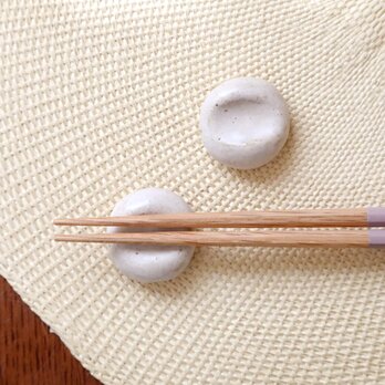 白マット釉の丸い箸置きの画像