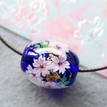 ＊期間限定SALE＊桜のとんぼ玉（ガラス玉）青／金箔入りの画像