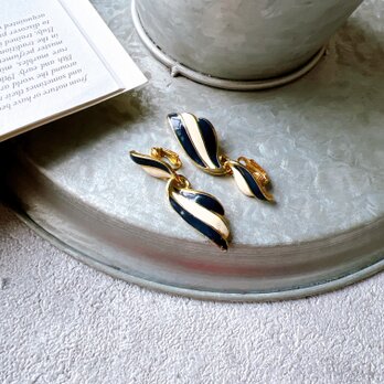 Y1100-ヴィンテージイヤリング U.S.A. 1980s Gold Tone Navy White Enamel Paintの画像