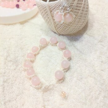 オーガニックコットンレース糸で編み込んだ、桜色のノンホールピアス（樹脂イヤリング）とブレスレットとのセット♪※金属アレルギー対応の画像