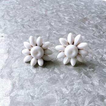 Y1101-ヴィンテージイヤリング U.S.A. 50〜60s West German White Acrylic Flowerの画像