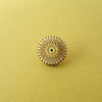 糸まき手鞠のブローチ（黄色） 絹糸のアクセサリー / ギフトの画像