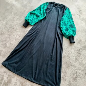 ブラックカットソーにグリーンフラワー柄のパフスリーブワンピースの画像
