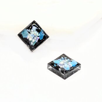 青螺鈿の花とかすみ草と黒漆のスクエアピアスイヤリングの画像
