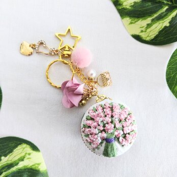 ピンクの花束刺繍のマカロン＆キーホルダーの画像