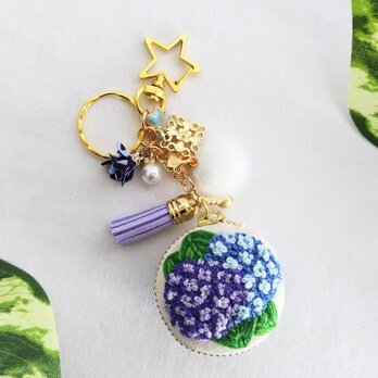 ブルーの小花刺繍のマカロン＆キーホルダーの画像