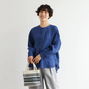 ゆったりとした着心地と上品なデザインが魅力の、コットンリネン長袖ブラウス　 青色　250414-3の画像