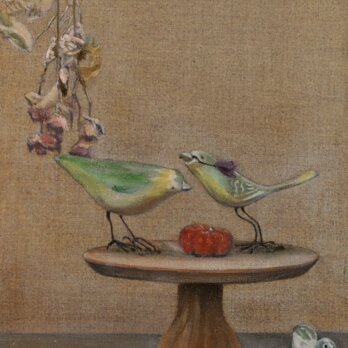 木彫りの鳥と枯れた実のある静物の画像