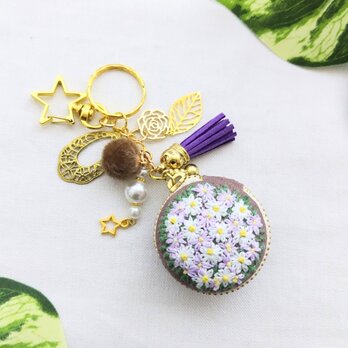 マーガレット刺繍のマカロン＆キーホルダーの画像