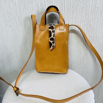 タンニン鞣し牛革のミニショルダーバッグ（キリン柄ハラコ）の画像