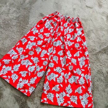 上質コットンレッドフラワー柄のガウチョパンツの画像