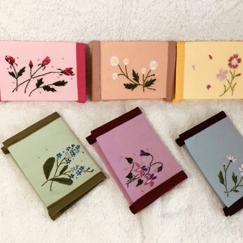 花刺繍のふた付きカードケース～小さな花たち～の画像