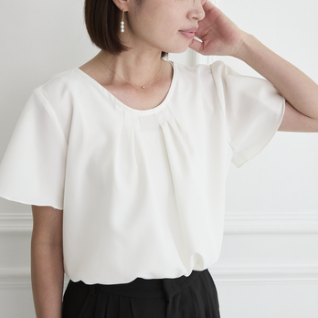 上品な光沢感＋シワになりにくい フリルショートスリーブ ブラウス　ホワイト　0653WH