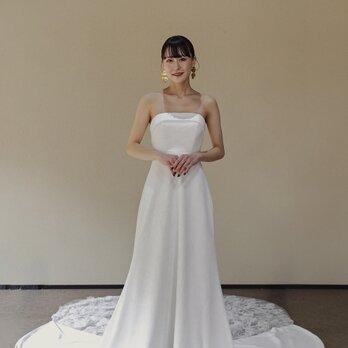 実例写真！ウェディングドレス ベアトップ 流れる透け花レース 結婚式 細見えシルエット 華やかなトレーン 結婚式の画像
