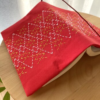 刺し子ブックカバー　文庫本サイズ/つづき山形/赤　プレゼント　刺繍　母の日　誕生日　幾何学模様　読書　還暦祝い　鮮やかの画像