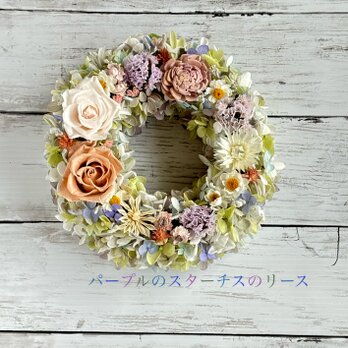 記念日に花を！パープルのスターチスのリースの画像