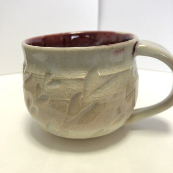 淡いピンクに色付く草模様オシャレなコーヒーカップの画像