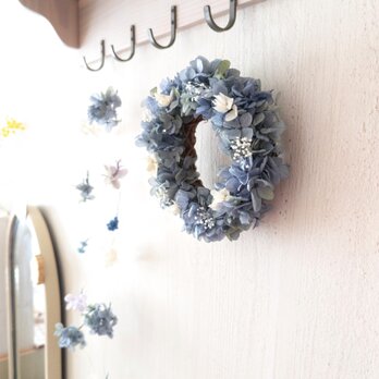 涼しげ青いリースとモビールのセット　紫陽花ふわふわ　プリザーブドフラワー　玄関　ナチュラル　インテリアの画像