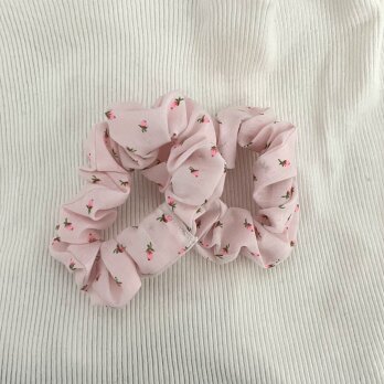 2pcs シュシュ花柄pink floral scrunchiesの画像