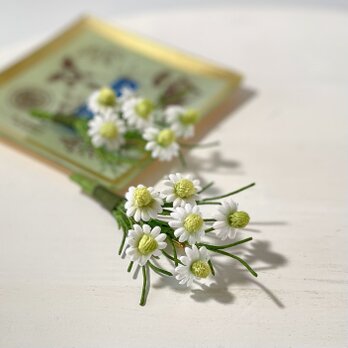 布花　リラックス効果のある人気のハーブ、カモミールのブーケブローチの画像