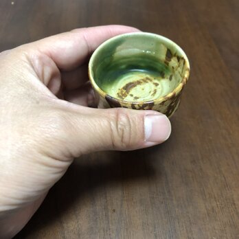 陶器製の酒器、黄瀬戸と織部が古風でお洒落、容量40ml程飲みきりサイズでちょうど良いの画像