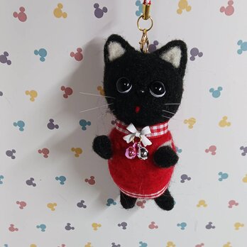 赤い服着た 黒猫 ストラップ　　羊毛の画像