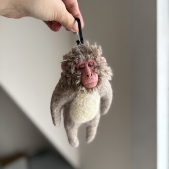 目を閉じるニホンザルのキーホルダー