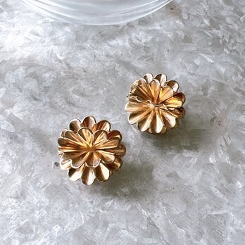 Y1107-ヴィンテージイヤリング U.S.A. 1960s Gold Tone Ribbed Flowers Earringsの画像