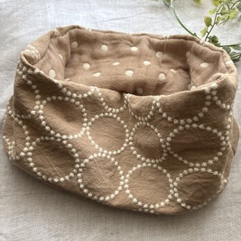 ✳︎ハンドメイド✳︎ベージュリネンサークル刺繍ネックウォーマー6重ガーゼドットの画像