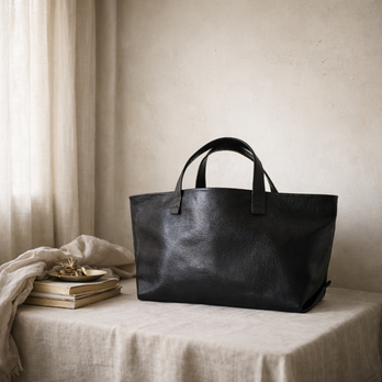 本革 スモールフィールドバッグ／ブラック｜端正なシルエットをまとう軽やかレザートート