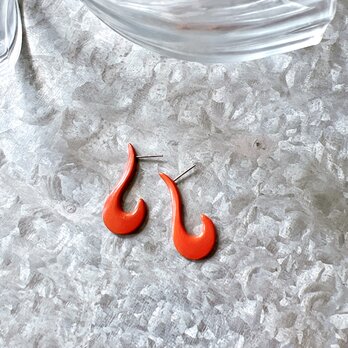 P653-ヴィンテージピアス U.S.A. 1980s Orange Enamel Paint Hook Motifの画像