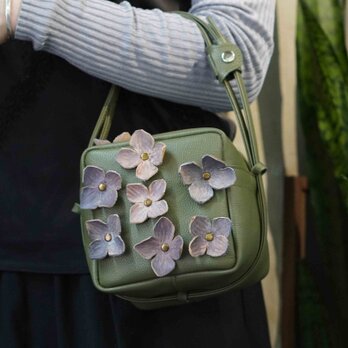 AJISAI-LEATHERフラワー＃MOSSグリーン・キューブポシェット◎内装キーホルダー付＊とても軽いですの画像