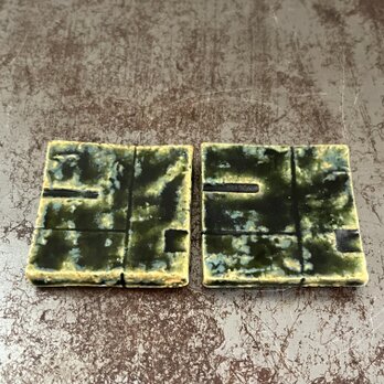 箸置き　白荒土　◻︎I 線刻紋　織部釉　正方形型の画像
