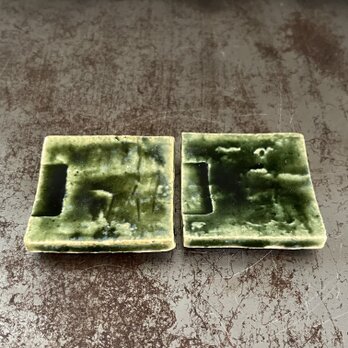 箸置き　白荒土　◻︎刻紋　織部釉　正方形型の画像