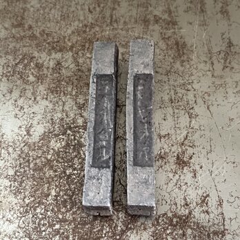 箸置き(カトラリーレスト)　赤土　⬜︎押刻引っ掻き紋　焼締&黒釉　I型の画像