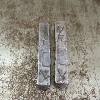 箸置き　赤土　⬜︎押刻引っ掻き紋　鉄灰志野釉　I型の画像