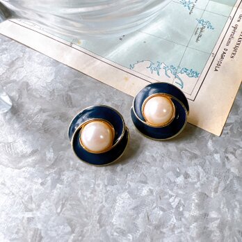 Y1111-ヴィンテージイヤリング U.S.A. 70〜80s Gold Tone Faux Pearl Navy Paintの画像