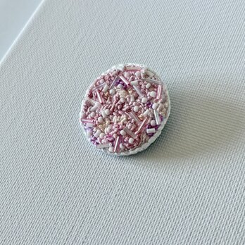 "hanaakari  花明かり"　刺繍丸ブローチ