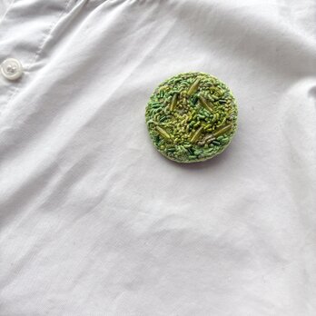 spring green salad 春のグリーンサラダ　刺繍丸ブローチの画像