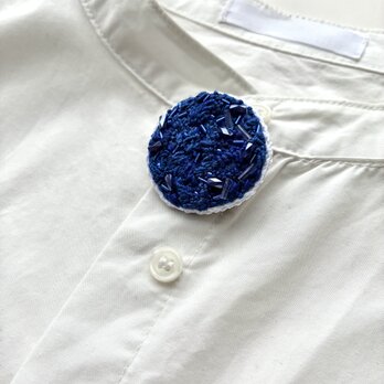 lapis lazuli blue ラピスラズリブルー　刺繍丸ブローチの画像